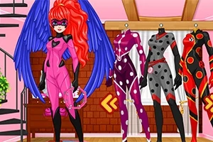 Personaje con cabello rojo y alas azules en un traje rosa, rodeado de maniquíes con diferentes disfraces de superhéroes