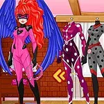 Personaje con cabello rojo y alas azules en un traje rosa, rodeado de maniquíes con diferentes disfraces de superhéroes