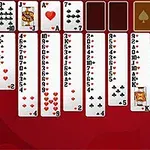 Juego de cartas solitario en un fondo rojo con cartas descubiertas en varias columnas y espacios para colocar más cartas en la parte superior