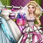 Una mujer rubia con un vestido de novia rosa y blanco sostiene un ramo frente a una fila de vestidos elegantes en un soporte