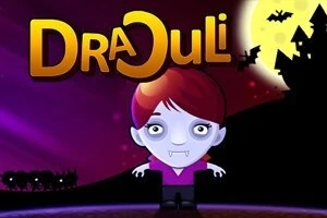Personaje de estilo caricatura con piel pálida y colmillos, frente a un paisaje oscuro con siluetas de murciélagos y un castillo bajo la luna llena, con el título DRAJULI en la parte superior