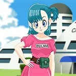 Personaje de cabello azul con peinado de coleta, vistiendo un vestido rosa con el nombre Bulma y cinturón, frente a un edificio futurista con la inscripción Capsule Corp