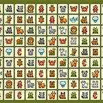 Un tablero de fichas con íconos de animales, como leones, cangrejos, búhos y peces, organizados en una cuadrícula sobre un fondo verde