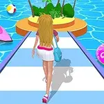 Mujer caminando por un muelle hacia una isla pequeña con palmeras, rodeada de agua azul con una lancha rosa y un flotador