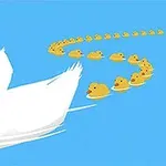 Un pato blanco grande liderando una fila de patitos amarillos flotando en el agua sobre un fondo azul
