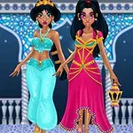 Dos mujeres con trajes elegantes y joyas en un entorno arquitectónico decorado oriental