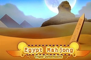 Esfinge y pirámides en el desierto con obelisco y un cielo azul claro