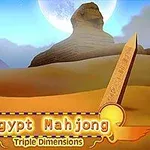 Esfinge y pirámides en el desierto con obelisco y un cielo azul claro