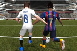 Dos jugadores de fútbol en un campo, uno con uniforme blanco y otro con uniforme azul y rojo, disputando el balón en un estadio lleno de espectadores