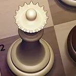 Un tablero de ajedrez con piezas blancas y negras destacando un peón blanco con corona de engranaje y un peón negro