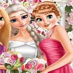 Tres mujeres jóvenes con vestidos elegantes y ramos de flores, sonríen en un ambiente decorado con flores