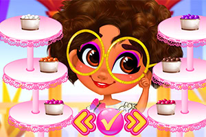 Niña animada con gafas grandes frente a estantes rosados con recipientes de dulces de colores