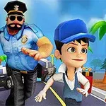 Un personaje animado con gorra azul y camiseta blanca es perseguido por un policía grande con uniforme, en un camino rodeado de palmeras y patrullas