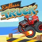 Camioneta monstruo roja saltando por una rampa en una playa con un fondo de palmeras y cielo azul