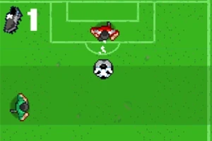 Dos personajes pixelados y un balón de fútbol en un campo de juego, con una portería en la parte superior