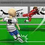Jugador de fútbol con uniforme a rayas tira un penal mientras el portero, vestido de rojo, salta intentando detener el balón