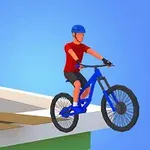 Dos ciclistas con cascos azules montan bicicletas sobre una estructura elevada