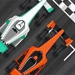 Dos autos de carreras, uno blanco y verde y otro rojo y negro, alineados en la línea de salida junto a una bandera de meta en el asfalto