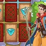 Un mago con túnica colorida y bastón está de pie frente a una serie de cartas con diseño de gemas azules y dorso rojo en un entorno verde y boscoso