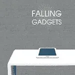 Una tableta sobre una mesa blanca con fondo gris y las palabras Falling Gadgets en la parte superior