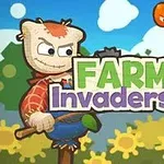 Espantapájaros con un bate frente a girasoles y nubes, acompañado de una calabaza y ovejas voladoras con expresión malvada, con el texto Farm Invaders