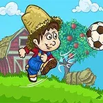 Niño con sombrero de paja pateando un balón de fútbol en un entorno rural con un granero, un árbol frutal y una oveja al fondo