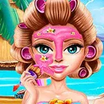 Mujer con rulos y mascarilla facial rosa en una playa tropical