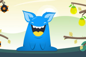 Criatura azul sonriente en un paisaje con árboles y frutos amarillos