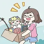 Dibujo de una chica sonriente cargando una caja llena de objetos mientras un gato cuelga de un globo rojo