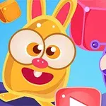 Dos personajes animados coloridos, uno con orejas de conejo y otro con antenas, rodeados de cubos de colores sobre un fondo azul