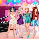 Cuatro chicas sonrientes posan en una fiesta decorada con globos y luces de colores, junto a una claqueta de cine y un cartel que dice #SELFIE
