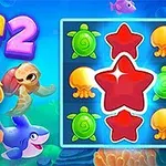 Rey marino con tridente y animales marinos coloridos junto a un tablero de juego con estrellas, tortugas y medusas