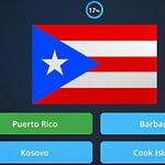 Cuatro banderas diferentes de países en un fondo gris
