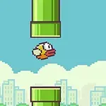 Un pájaro pixelado volando entre dos tubos verdes con un fondo de ciudad y cielo azul