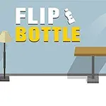 Botella de agua flotando en una habitación con lámpara, mesa y silla de fondo