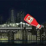Botella de ketchup cayendo sobre un horizonte urbano iluminado en la noche