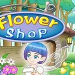 Hada con cabello azul y alas transparentes frente a un letrero que dice Flower Shop, rodeada de flores coloridas en un entorno de bosque