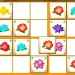 Cuadrícula colorida con fichas de flores de diferentes colores en un tablero de juego