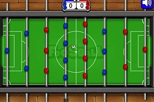 Vista superior de una mesa de futbolito con jugadores rojos y azules y un marcador en la parte superior