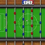 Vista superior de una mesa de futbolito con jugadores rojos y azules y un marcador en la parte superior