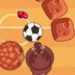 Dos animales animados y una pelota de fútbol en un campo color arena rodeado de bloques marrones