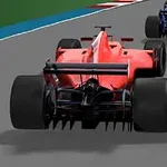 Un auto de carreras rojo liderando a varios otros en una pista de carreras