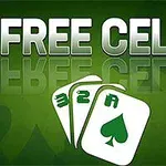 Texto FREE CELL en letras grandes con un diseño de tres cartas de naipes frente a un fondo verde