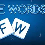 Texto FREE WORDS con letras estilizadas en un fondo azul, acompañado de dos fichas blancas con las letras F y W