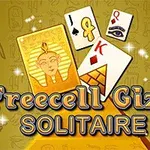 Cartas de juego con temática egipcia y jeroglíficos sobre un fondo dorado