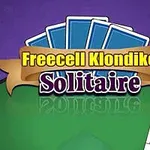 Cartas de póker sobre una mesa verde con el texto Freecell Klondike Solitaire sobre un fondo morado