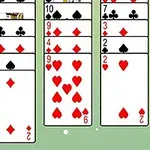 Juego de cartas organizadas en columnas sobre un fondo verde
