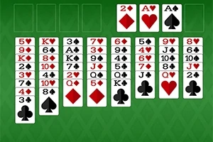 Cartas de naipes dispuestas en columnas sobre un fondo verde