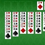 Cartas de naipes dispuestas en columnas sobre un fondo verde