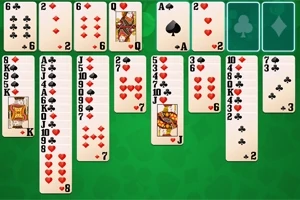 Interfaz de juego de cartas en disposición sobre un tablero verde